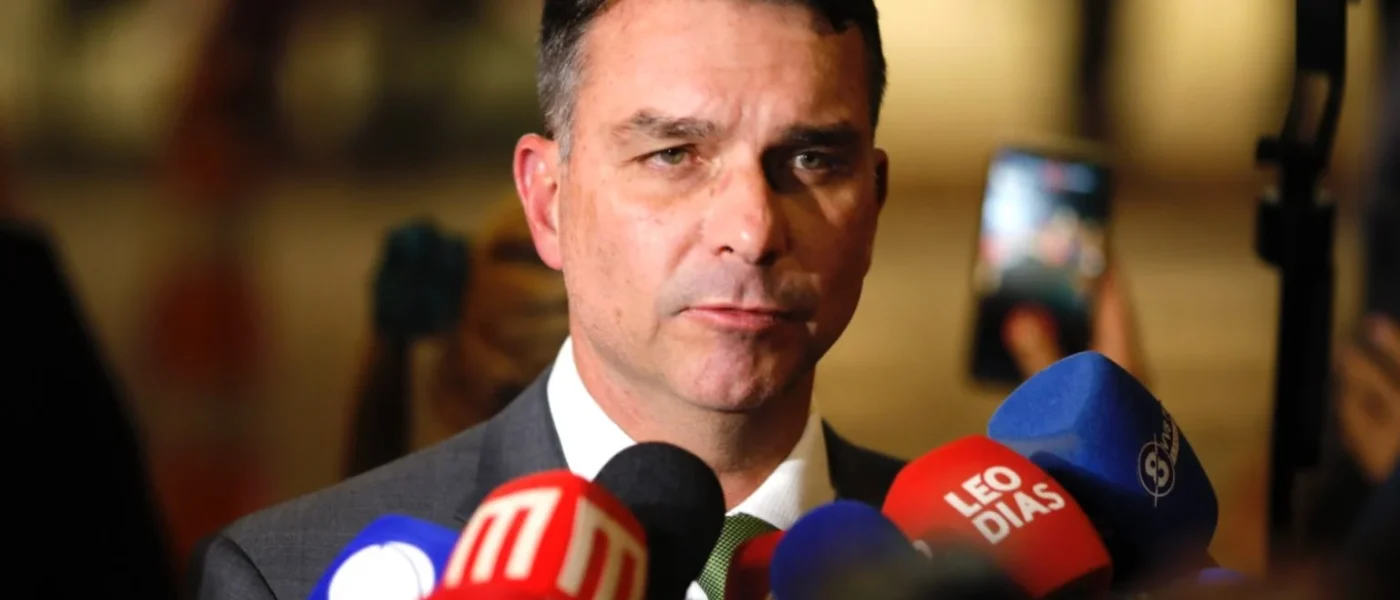 ‘NY Times’ liga megaoperação no Rio a post de Flávio Bolsonaro pedindo ajuda dos EUA