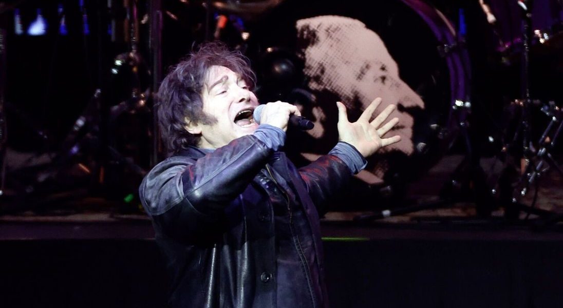 Do rock ‘n’ roll ao pires na mão: Milei canta enquanto Argentina queima e apela a resgate de Trump para salvar o peso