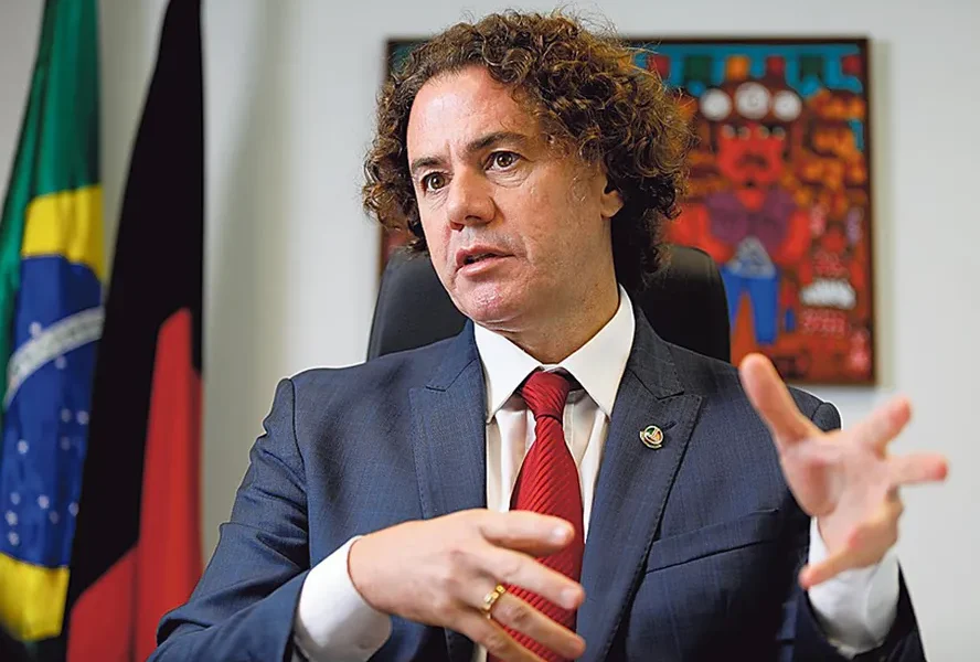 Sentindo a pressão, Veneziano ataca e rotula Nabor de pré-candidato “sem conceito”; articulação de Hugo Motta assusta