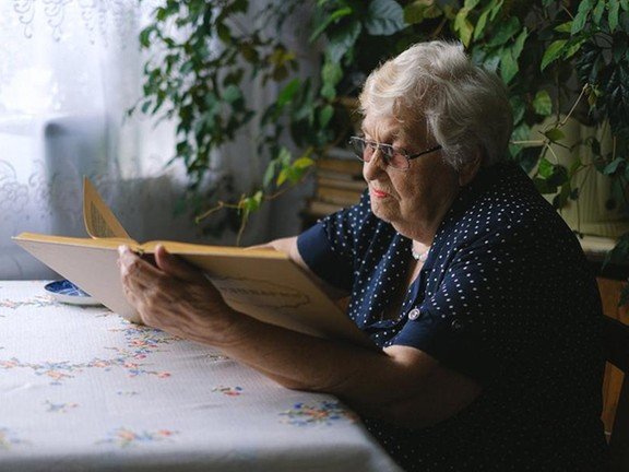 “Alzheimer vai muito além da perda de memória”: neurologista alerta para os sinais silenciosos que todos ignoram