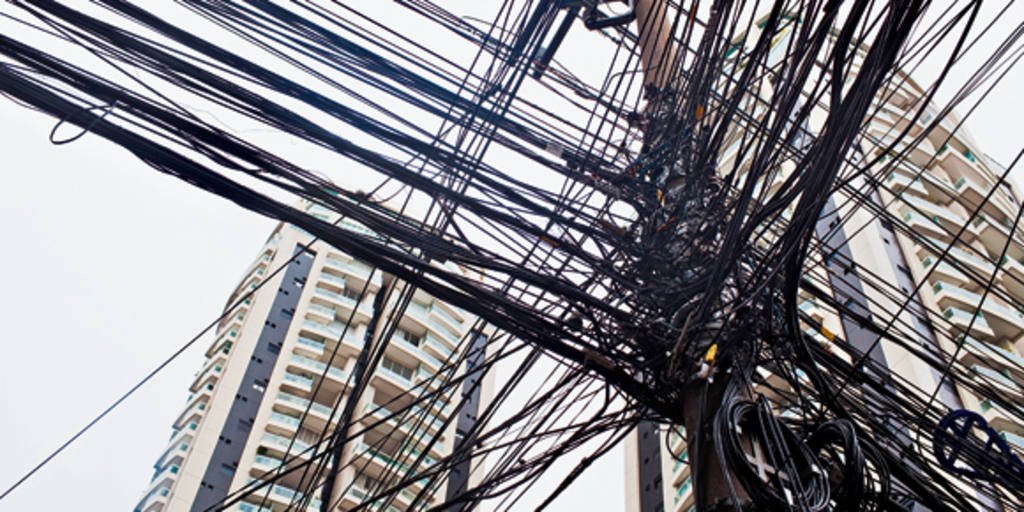 ‘Guerra dos Postes’: Impasse judicial sobre preço de referência afeta expansão da internet no Brasil