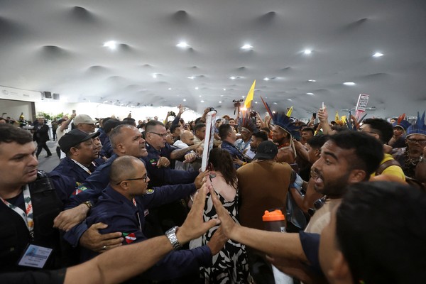 Brasil e ONU investigam invasão de manifestantes na COP30 em Belém