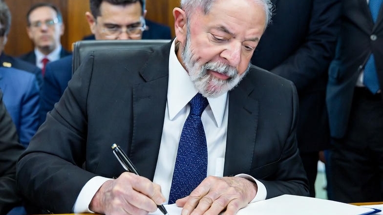 Lula sanciona lei que proíbe linguagem neutra na administração pública