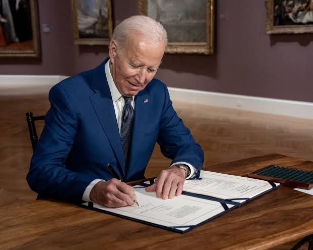 Trump Anuncia Anulação de Documentos de Biden Citando Uso de Autopen, Gerando Controvérsia Legal