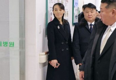 Kim Yo-jong ostenta celular dobrável de luxo chinês Kim Yo-jong ostenta celular dobrável de luxo chinês