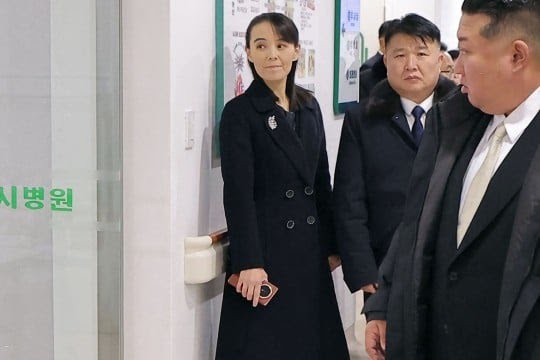 Kim Yo-jong ostenta celular dobrável de luxo chinês